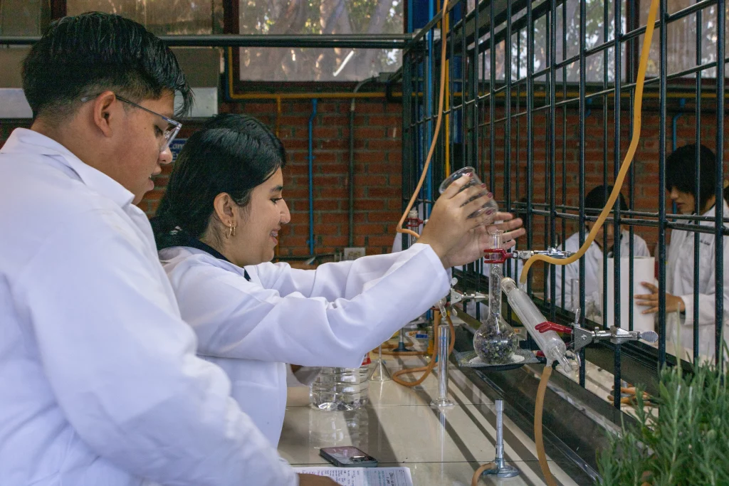 IMG_2114 Lab. Quím. 4tos - 16, oct. 2025_optimizada