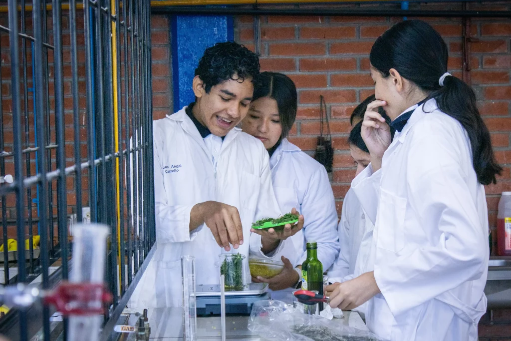 IMG_2118 Lab. Quím. 4tos - 16, oct. 2025_optimizada